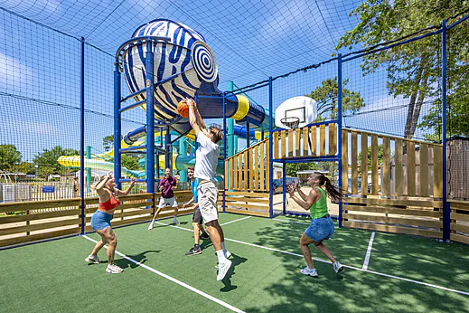 Jvenes jugando baloncesto en cancha multideporte en camping VAGUES OCEANES Boudigau en LABENNE OCEAN (40). Jvenes jugando baloncesto en cancha multideporte en camping VAGUES OCEANES Boudigau en LABENNE OCEAN (40).