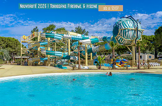 Toboganes Firebowl y piscina exterior en el camping VAGUES OCEANES Les Cigales en Moliets-Plage (40). Toboganes Firebowl y piscina exterior en el camping VAGUES OCEANES Les Cigales en Moliets-Plage (40).