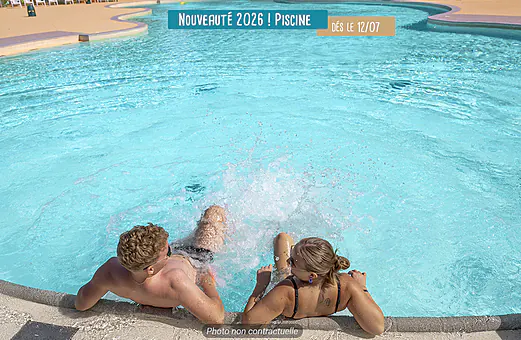 Piscina moderna con baistas en el camping VAGUES OCEANES Les Cigales, Moliets-Plage. Piscina moderna con baistas en el camping VAGUES OCEANES Les Cigales, Moliets-Plage.