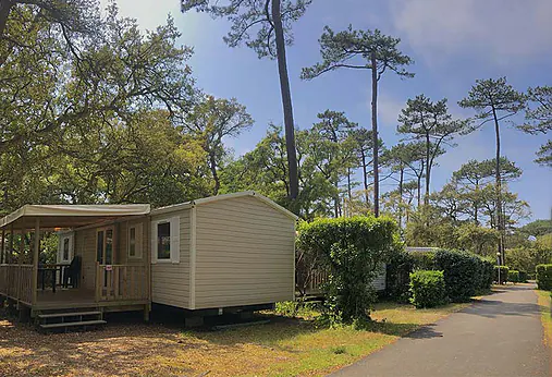Casa mvil con terraza de madera en el camping VAGUES OCEANES Les Cigales. Casa mvil con terraza de madera en el camping VAGUES OCEANES Les Cigales.