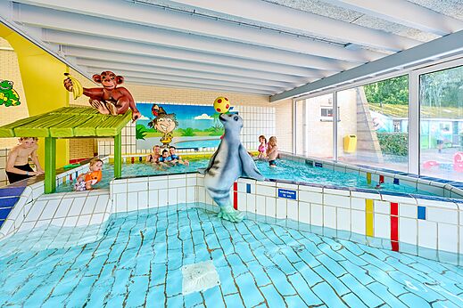 Piscina cubierta climatizada con juegos acuáticos para niños en el camping CAPFUN Heino en Heino.