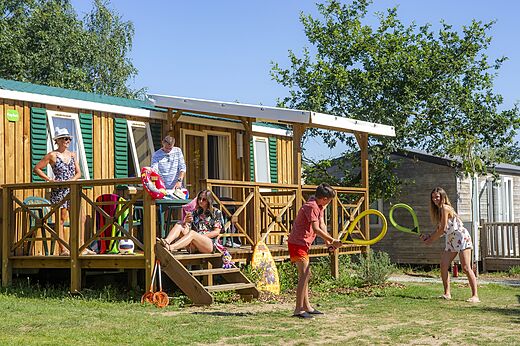Familia en Mobil-home con terraza en el camping CAPFUN Heino en Heino.