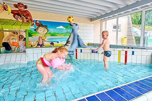 Piscina cubierta lúdica con juegos acuáticos para nińos en el camping CAPFUN Heino en Heino.
