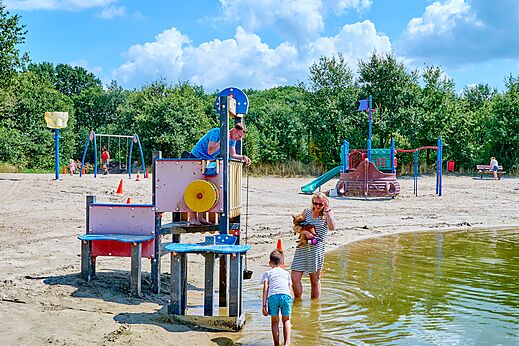 Zona de juegos, tobogán y playa de arena en el camping CAPFUN Heino en Heino.