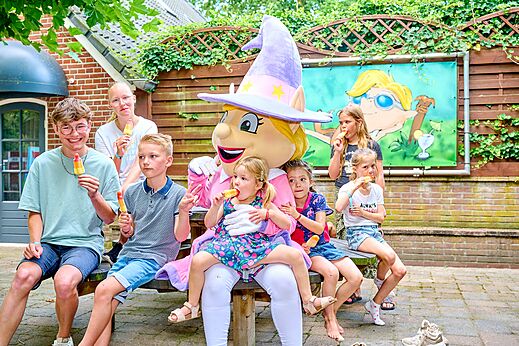 Mascota y nińos sonrientes comiendo helados en el camping CAPFUN Heino en Heino.