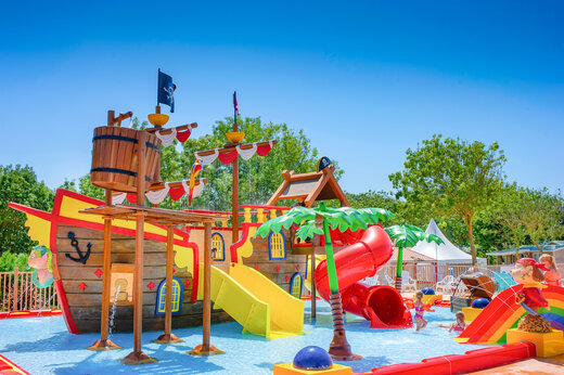 Barco pirata, toboganes y juegos acuáticos en el camping CAPFUN Huttes en Saint-Denis d'Oléron.