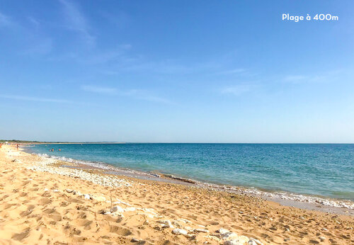 Playa de arena fina y mar en el camping CAPFUN Huttes en Saint-Denis d'Oléron.