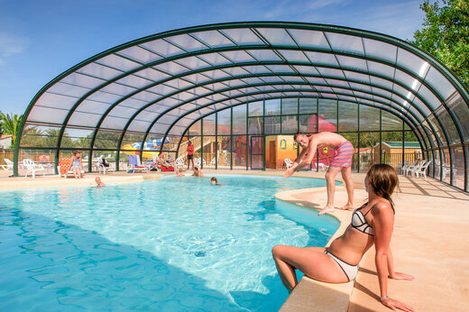 Piscina cubierta con techo transparente en el camping CAPFUN Huttes, Oléron.