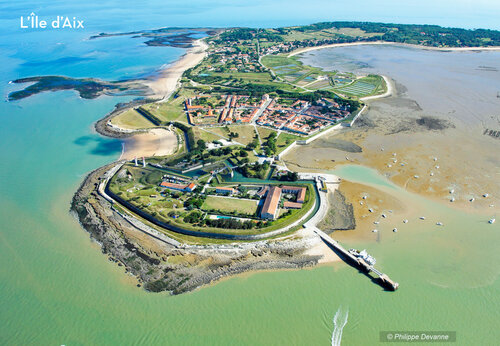 Isla de Aix, vista aérea del pueblo fortificado y playas en Charente-Maritime.