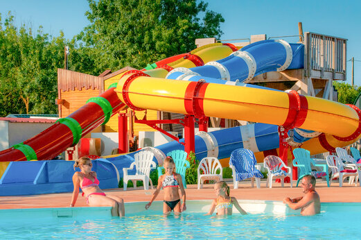 Toboganes acuáticos y piscina en camping CAPFUN Huttes Saint-Denis d'Oléron (17).