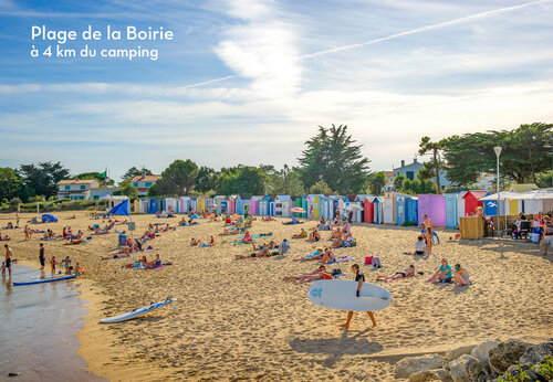 Playa de la Boirie, arena fina, cabañas coloridas, bañistas y surfistas en Saint-Denis d'Oléron.
