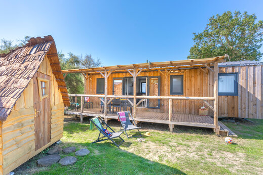 Mobil-home de madera, terraza y chalet en camping CAPFUN Huttes en Saint-Denis d'Oléron.