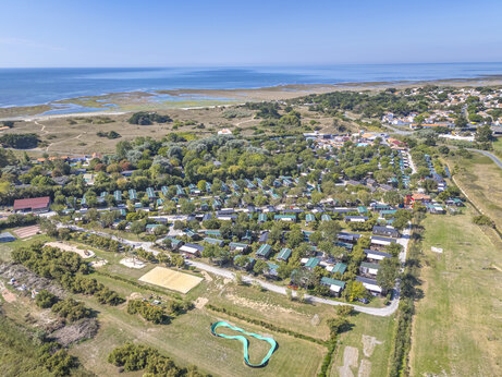 Vista aérea del camping con Mobil-homes y playa en el camping CAPFUN Huttes en Saint-Denis d'Oléron (17).