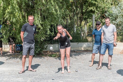 Juego de petanca en el camping CAPFUN Huttes en Saint-Denis d'Oléron (17).
