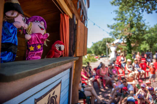 Espectáculo de marionetas al aire libre con público en el camping CAPFUN Huttes en Saint-Denis d'Oléron.