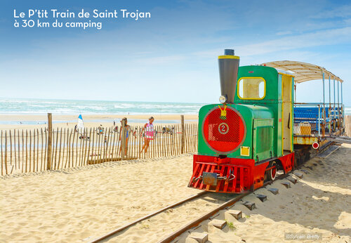 Tren turístico colorido en la playa de Saint-Trojan-les-Bains, Isla de Oléron.