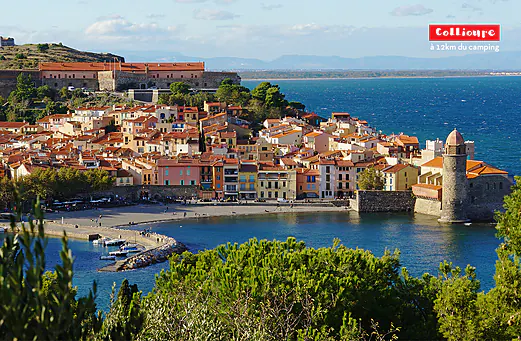 Collioure, pueblo pesquero colorido con su puerto e iglesia, Pirineos Orientales. Collioure, pueblo pesquero colorido con su puerto e iglesia, Pirineos Orientales.