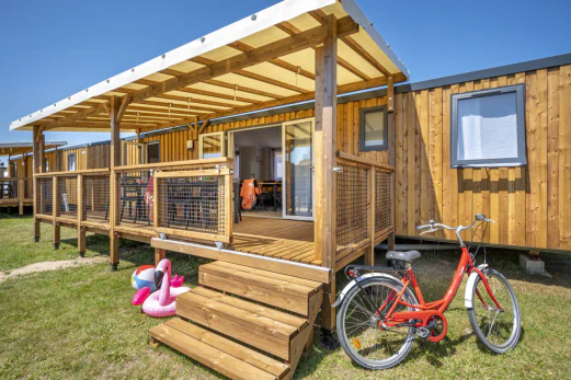 Mobil-home de madera con terraza cubierta en el camping CAPFUN Mer en Labenne-Ocan (40). Mobil-home de madera con terraza cubierta en el camping CAPFUN Mer en Labenne-Ocan (40).