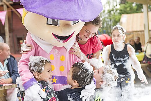 Animación de espuma con mascota y niños en el camping CAPFUN Mirmanda en Cambrils - Vinyols i els Arcs.