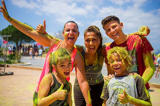 Familia feliz cubierta de polvo de colores en una actividad de animación en el camping CAPFUN Mirmanda en Cambrils - Vinyols i els Arcs (43).