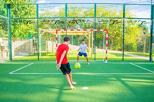 Partido de fútbol en campo multideportivo en camping CAPFUN Mirmanda en Cambrils.