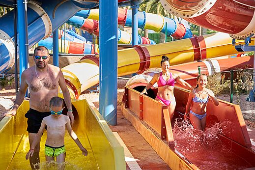 Toboganes acuáticos y piscina exterior para la familia en el camping CAPFUN Mirmanda en Cambrils.