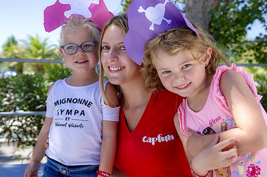 Animadora Capfun y niños sonrientes con sombreros pirata en el CAPFUN Mirmanda.