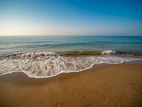 Playa de arena fina, olas suaves en el camping CAPFUN Mirmanda en Cambrils.