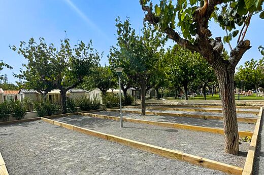 Varias pistas de petanca sombreadas en el camping CAPFUN Mirmanda en Cambrils (43).