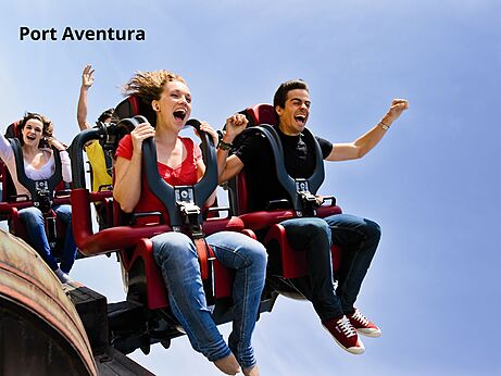Emocionante montaña rusa en Port Aventura, parque temático cerca de Cambrils.