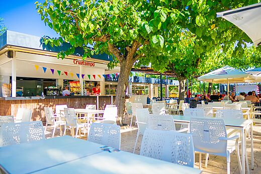 Bar exterior, mesas y sillas en el camping CAPFUN Mirmanda en Cambrils - Vinyols i els Arcs.