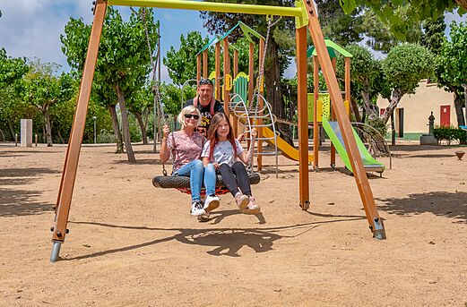 Columpio gigante y parque infantil para niños en el camping CAPFUN Mirmanda en Cambrils - Vinyols i els Arcs.