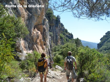 Senderistas explorando Fonts de la Glorieta, paraje natural cerca de Vilanova de Prades.