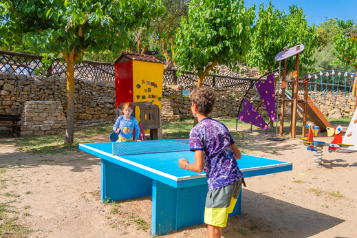 Mesa de ping-pong y juegos en camping CAPFUN Serra de Prades en Vilanova de Prades.