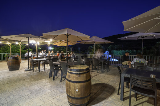 Restaurante exterior nocturno en el camping CAPFUN Serra de Prades en Vilanova de Prades.