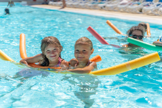 Piscina exterior con niños en el camping CAPFUN Serra de Prades en Vilanova de Prades.