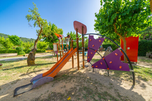 Zona de juegos, tobogán, rocódromo en camping CAPFUN Serra de Prades.