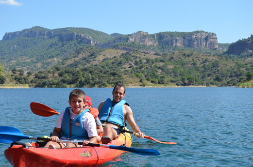 Padre e hijo en kayak en el lago en el camping CAPFUN Serra de Prades en Vilanova de Prades.