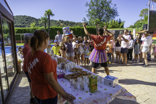 Animación festiva con animador y familias en el camping CAPFUN Serra de Prades en Vilanova de Prades (43).