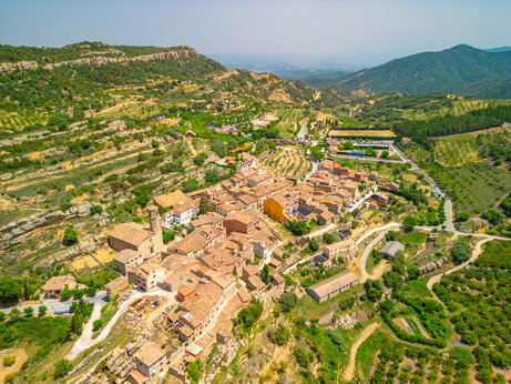 Vista aérea del pueblo de Vilanova de Prades en Cataluña, España.