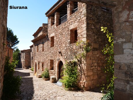 Pueblo medieval de Siurana con calles empedradas y casas de piedra, para visitar.