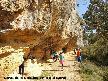 Cova dels Calaixos Pic del Curull, sitio natural rocoso para visitar cerca de Vilanova de Prades.