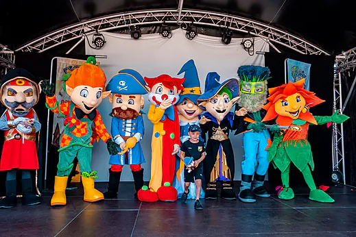 Mascotas y nio en escenario de animacin en el camping CAPFUN Sud Land en Labenne-Ocean. Mascotas y nio en escenario de animacin en el camping CAPFUN Sud Land en Labenne-Ocean.