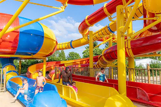Toboganes acuticos coloridos y diversin en camping CAPFUN Le Village Parisien. Toboganes acuticos coloridos y diversin en camping CAPFUN Le Village Parisien.